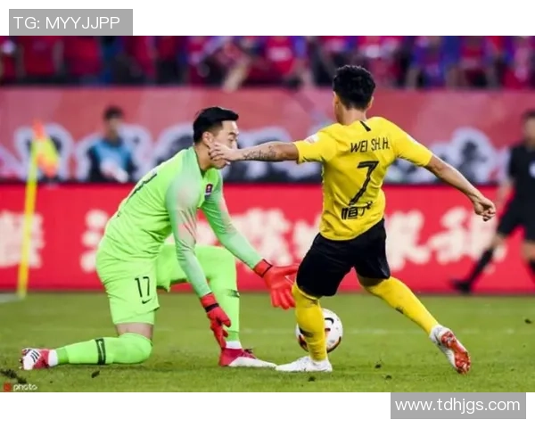 大连一方与重庆斯威足球直播精彩对决全程回顾与分析 大连一方与重庆斯威足球直播精彩对决全程回顾与分析